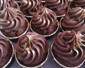 _okol_dov_cupcakes_s_okol_dov_m_kr_mem_a_zlat_m_t_pytem