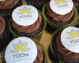 _okol_dov_cupcakes_s_okol_dov_m_kr_mem_s_logem