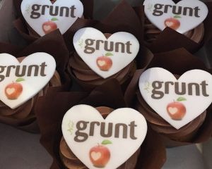 _okol_dov_cupcakes_s_okol_dov_m_kr_mem_s_logem_Grunt