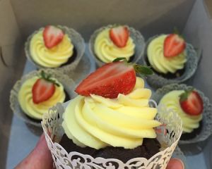 _okol_dov_cupcakes_s_vanikov_m_kr_mem_jahodou_v_ko_ilce
