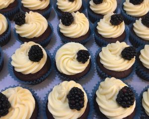 _okol_dov_cupcakes_s_vanilkov_m_kr_mem_a_ostru_inou