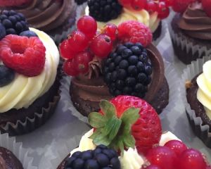 Cupcakes_s_ovocem_s_vanilkov_m_a_okol_dov_m_kr_mem