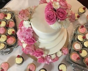 Svatebn_ty_patrov_kv_tinov_dort_s_cupcakes_s_marcip_nem_