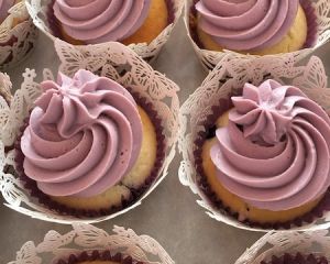 Cupcakes vanilkové s borůvkami a borůvkovým krémem