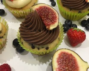 Cupcakes čokoládové a vanilkové s ovocem a fíky