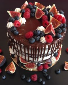 Naked_cake_polit_okol_dou_se_sez_n_m_ovocem