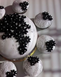 Narozeninov_dort_s_ern_mi_kyti_kami_a_cupcakes