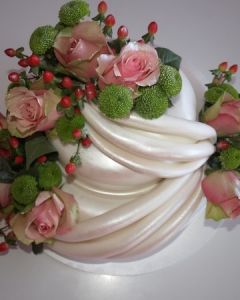 svatební dort 2.p. perleťový s živými květinami