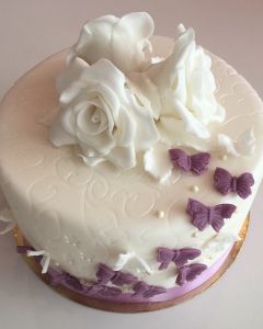 svatební dort se vzorem - bílé růže a fialoví motýlci