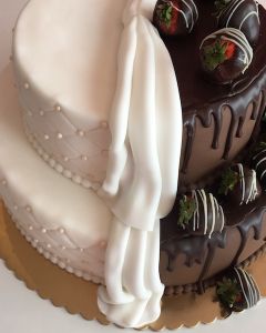 svatební dort čokoládovo-fondánový s jahodami
