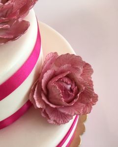 Svatební dort - růžové stuhy a růžové květiny