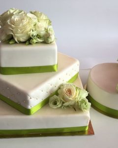 Svatební dort 3.p. hranatý se zelenou stuhou a živými růžemi
