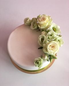 svatební dort - jednopatrový s živými květinami a zelenou stuhou