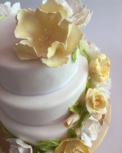 svatební dort - se žlutými a bílými růžemi a květinami z jedlé hmoty