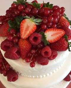 svatební dort - fondánový s červeným ovocem - jahody, maliny a rybíz