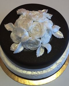 svatební dort - hnědo-bílý a bílé růže