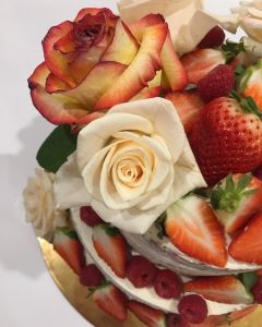 svatební dort - naked cake - nahý dort - čerstvé ovoce a růže