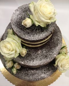 svatební dort - naked cake - nahý dort pocukrovaný - bílé růže