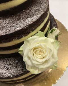 svatební dort - naked cake - nahý dort pocukrovaný - bílé růže