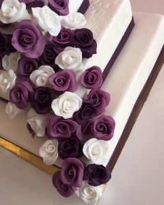 svatební dort hrantý - fialové stuhy a fialové a bílé marcipánové růže