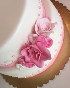 svatební dort 2.p. s růžovou stuhou, růžemi a perličkami