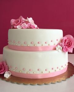 Svatební dort 2.p. s růžovou stuhou, růžemi a perličkami