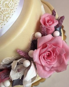 svatební dort marcipánová s krajkou, růžemi a květinami z jedlé hmoty