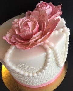 svatební dort - krajka, perly a růžové květiny