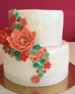 svatební dort - tyrkysové a korálové květiny