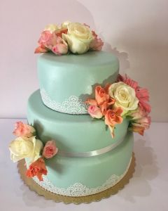 svatební dort - mint s krajkou a s živými květinami
