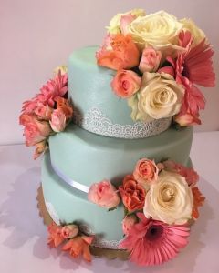 Svatební dort - mint s krajkou a s živými květinami