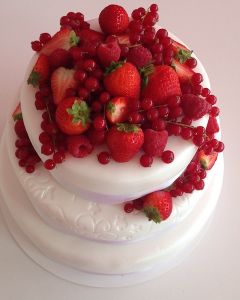 Svatební dort - fondánový s červeným ovocem