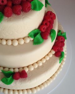 svatební dort marcipánový - maliny