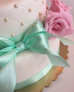 Svatební dort - stuha mint a růžové růže