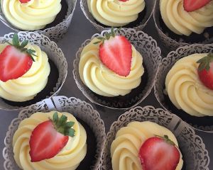 _okol_dov_cupcakes_s_vanilkov_m_kr_mem_a_jahodou