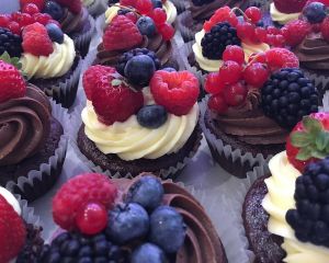 _okol_dov_cupcakes_s_vanilkov_m_kr_mem_a_lesn_m_ovocem