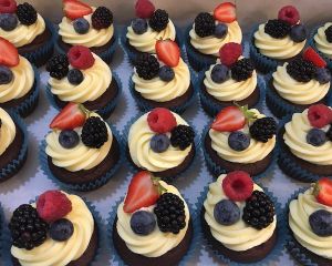 _okol_dov_cupcakes_s_vanilkov_m_kr_mem_a_ovocem