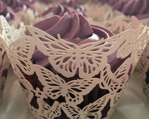 _okol_dov_cupcakes_s_vanilkov_m_kr_mem_obarven_m_na_fialovou