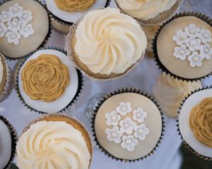 Cupcakes_s_vanilkov_m_kr_mem_a_marcip_nov_ma_kyti_kama