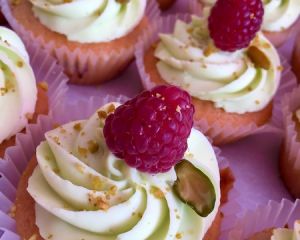 Pista_ciov_cupckaes_s_pist_ciov_m_kr_mem_a_malinou