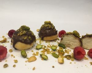 Profiterol_pln_n_vanilkov_m_kr_mem_s_pist_ci_a_malinami