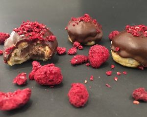 Profiterol_s_okol_dou_a_malinou