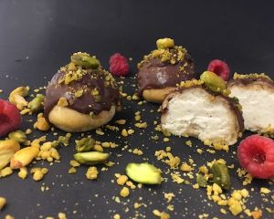 Profiterolky_s_vanilkou_a_okol_dou_s_pista_ci_a_malinou