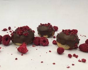 Profiterols_posypan_su_en_mi_malinami