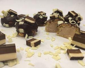 Profiterols_s_nug_tovy_m_kr_mem_a_b_lou_okol_dou