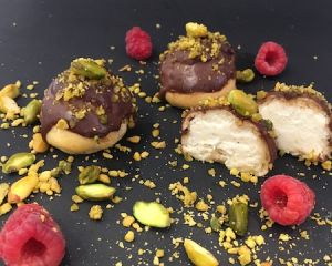 Profiterols_s_vanilkov_m_kr_mem_okol_dou_a_malinou_s_pist_ci_