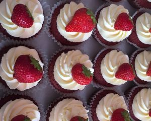red_velvet_cupcakes_s_jahodou