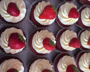 red_velvet_cupcakes_s_jahodou