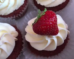 Red_velvet_cupcakes_se_s_rov_m_kr_mem_a_jahodou