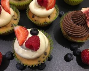 Vanilkov_cupcakes_s_okol_dov_mi_kouskami_okol_dov_m_a_vanilkov_m_kr_mem_a_ovocem